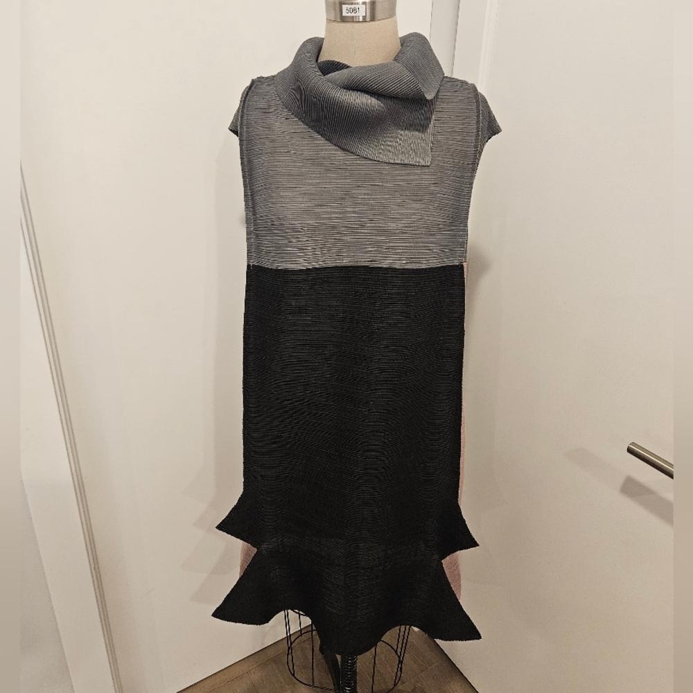 Chic Sleeveless Gray and Black Plisse Dress
